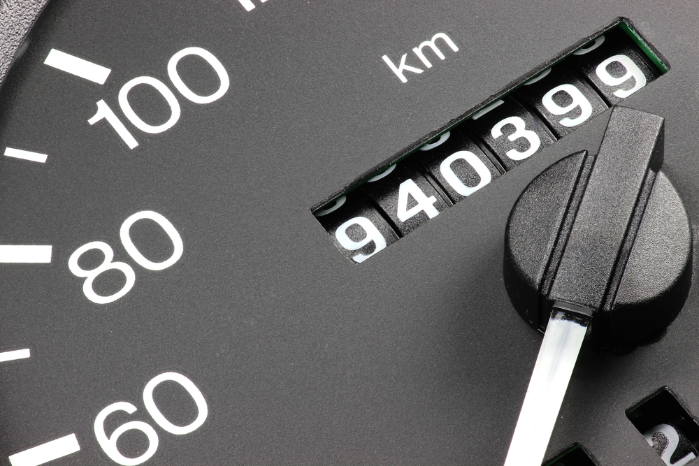 Close-up of a car speedometer showing 94,039.9 kilometers, with the needle pointing near 100 kmh